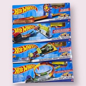 NEW Bundle of 4 Hot Wheels Cars and Racetrack Playsets